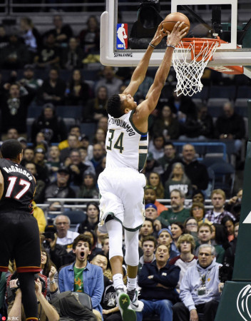  字母哥暴扣统治内线雄鹿大胜篮网迎四连胜