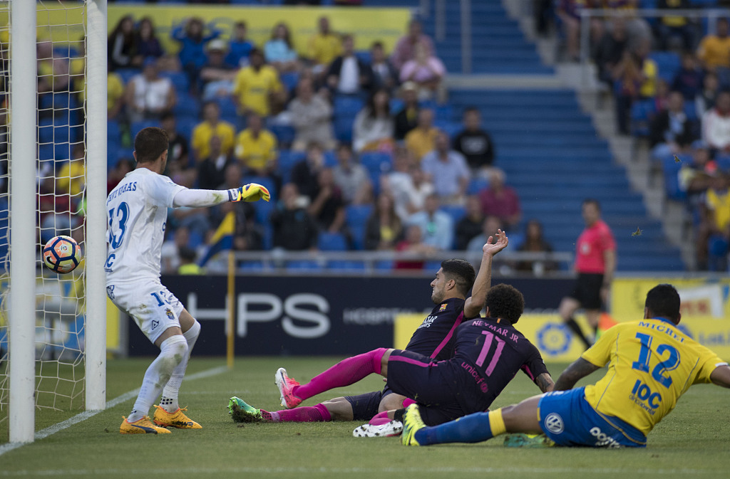  斯特拉斯堡边后卫插上助攻，下底传中造就制胜乌龙球